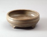 Greenware narcissus bowl with four feet in the form of ruyi sceptres (LI1301.310)