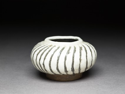 Cizhou type jarlet with striped decorationoblique