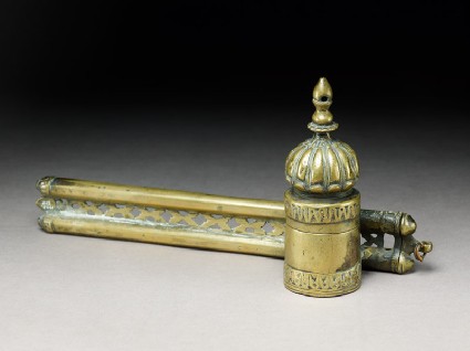 Pen box with inkwelloblique