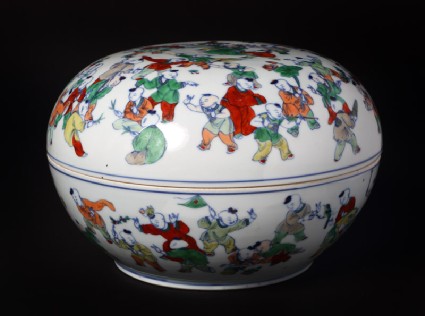 Box and lid with 'Hundred Boys' decorationfront