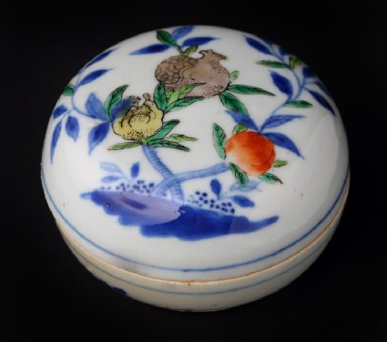 Box and lid with fruit decorationfront