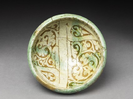 Bowl with vegetal decorationtop