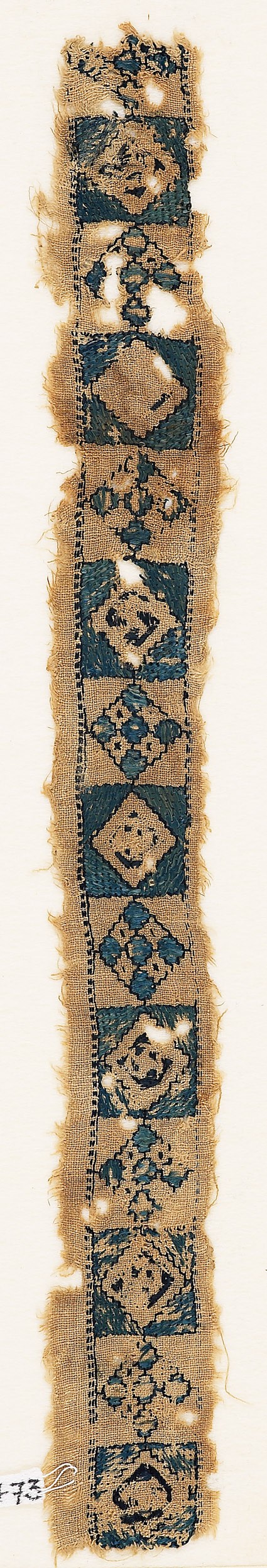 Textile fragment with alternating diamond-shapes and quatrefoilsfront