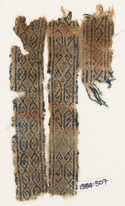 Textile fragment with interlacing diamond-shapes and hooksfront