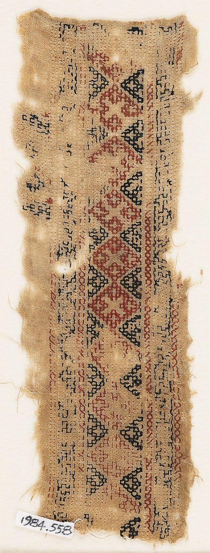 Textile fragment with linked diamond-shapesfront