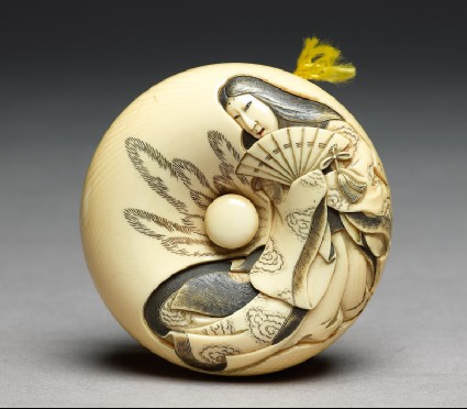 Manjū netsuke depicting Tamamo no Mae, with Nasu Moor on the reversefront