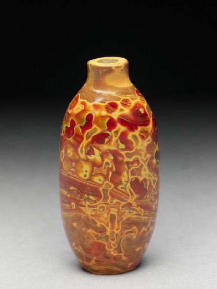 Glass snuff bottleoblique