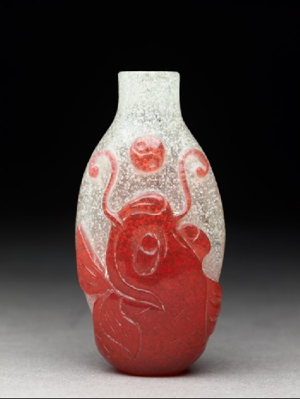 Glass snuff bottle with a carpfront