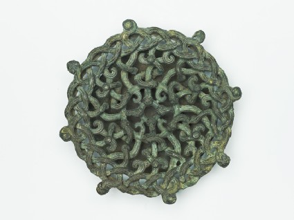 Lid fitting with openwork design of intertwined serpentsfront