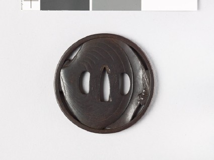 Round tsuba with clam shellsfront