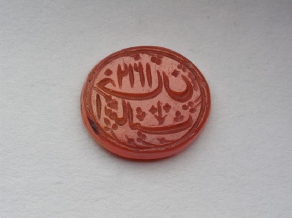 Oval bezel seal with nasta‘liq inscription and floral decorationfront