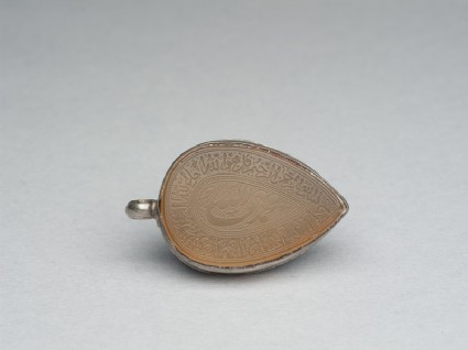 Heart-shaped bezel amulet from a pendant, with nasta’liq and thuluth inscriptionfront