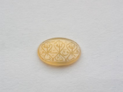 Oval bezel amulet with naskhi inscription and medallion decorationfront